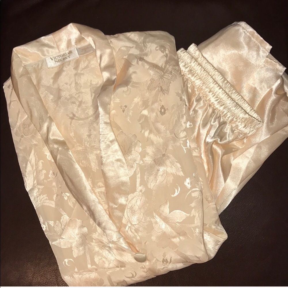 Lovely ivory floral silk pajamas - Picture 1 of 2